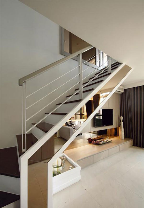 的70平楼中楼以相称的镜面语录变化层次,电视墙结合倾斜的楼梯茶镜,看