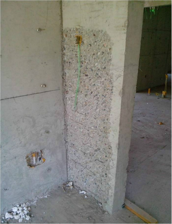 其二,混凝土墙体剔凿,露筋