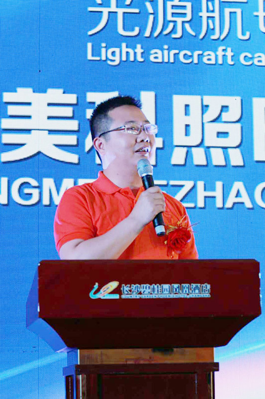 浙江美科照明中国区域总经理姜黎飞为在场的经销商揭开了外销"黑马"