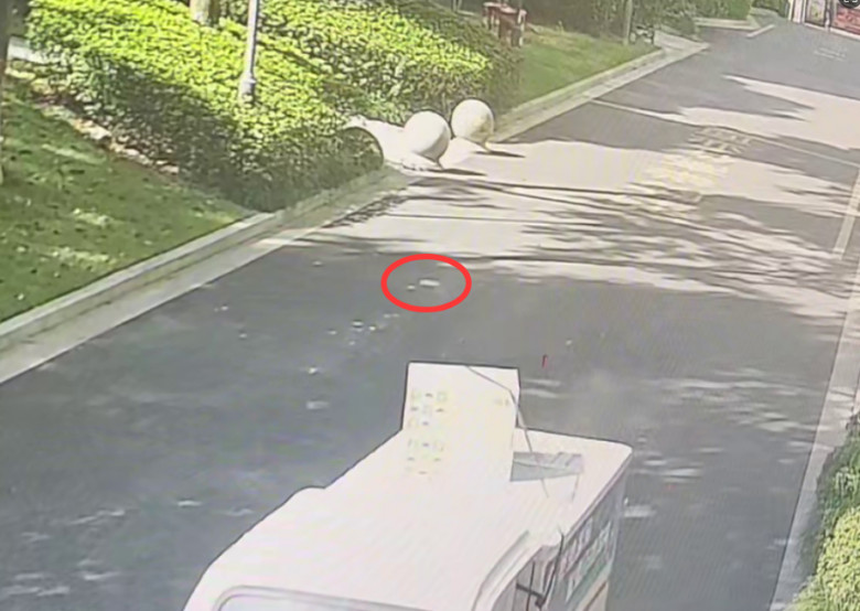 市中心一小区外墙瓷砖频频脱落,业委会状告开发商